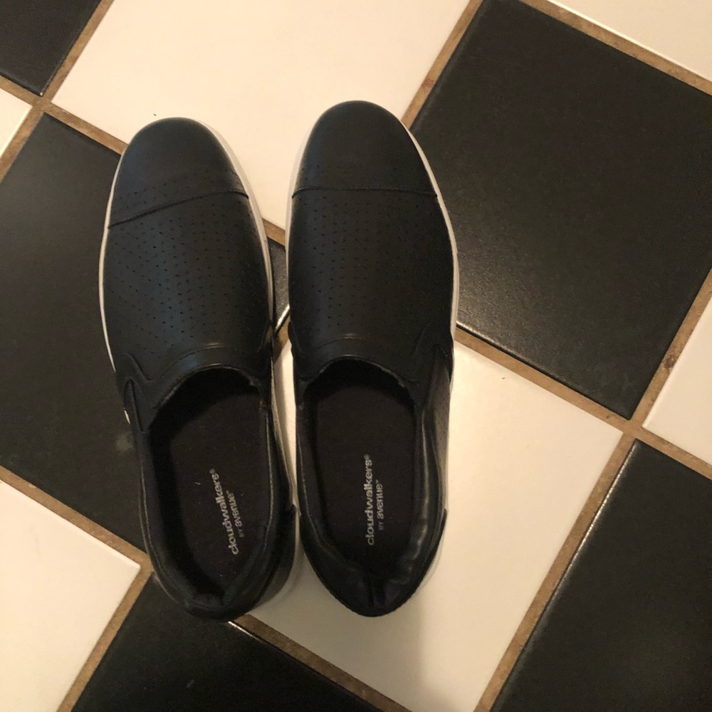 Woman's cloud walker sneakers-. New! 10